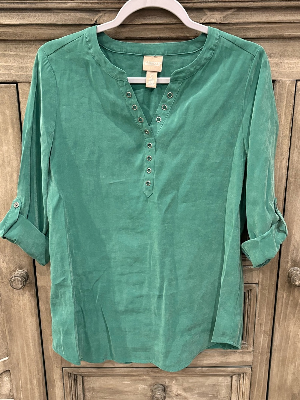 EUC Women’s CHICOS Green 3/4 Roll Tab Sleeve Suede Feel Top (Small)